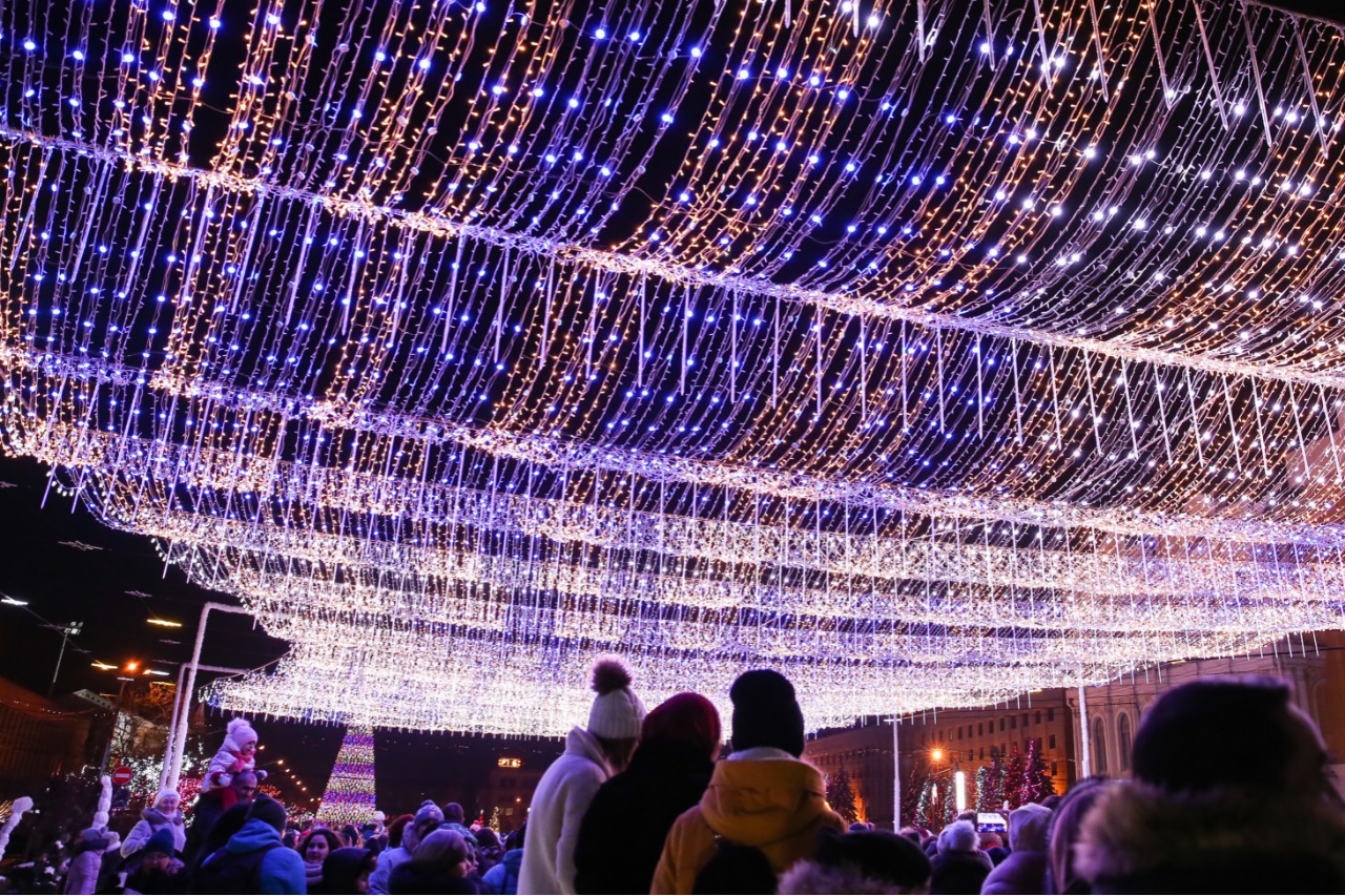Новогоднее небо над Александровской площадью вспыхнуло мириадами ярких звездочек