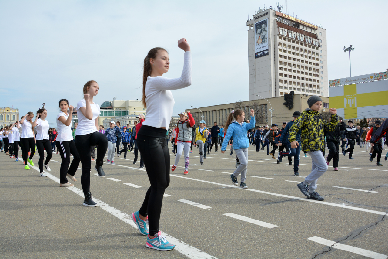 Здоровье ставрополь. Массовая зарядка. Зарядка на площади. Мероприятия на день здоровья зарядка. День здоровья подростки.