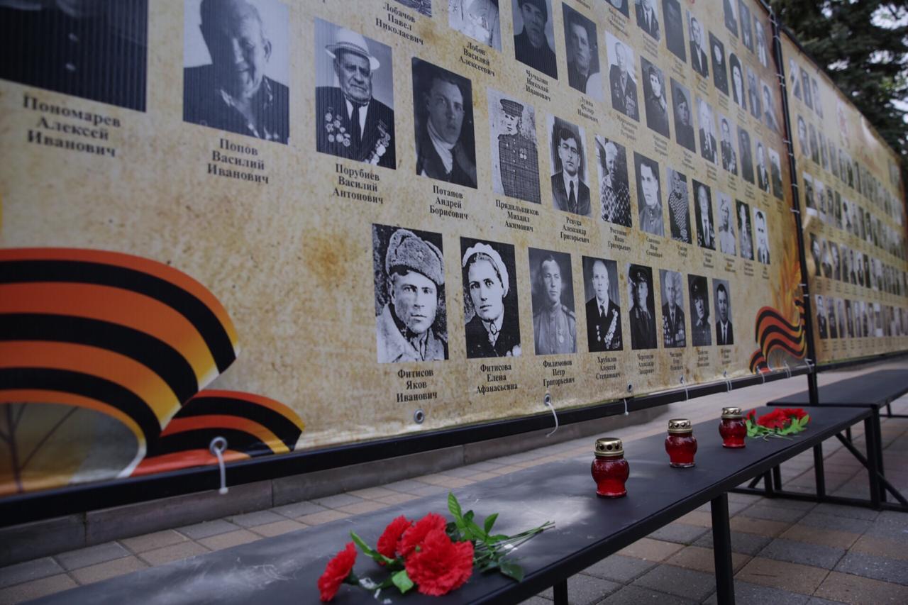 Стена памяти видео. Парк Победы Ставрополь стена памяти. Стенд стена памяти. Стена памяти в музее.