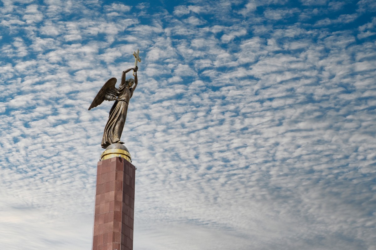 Год города ставрополь. Монумент ангел-хранитель города Ставрополь. Монумент ангел хранитель Ставрополь. Ставрополь памятник Ангелу хранителю. Ангел Ставрополь памятник.