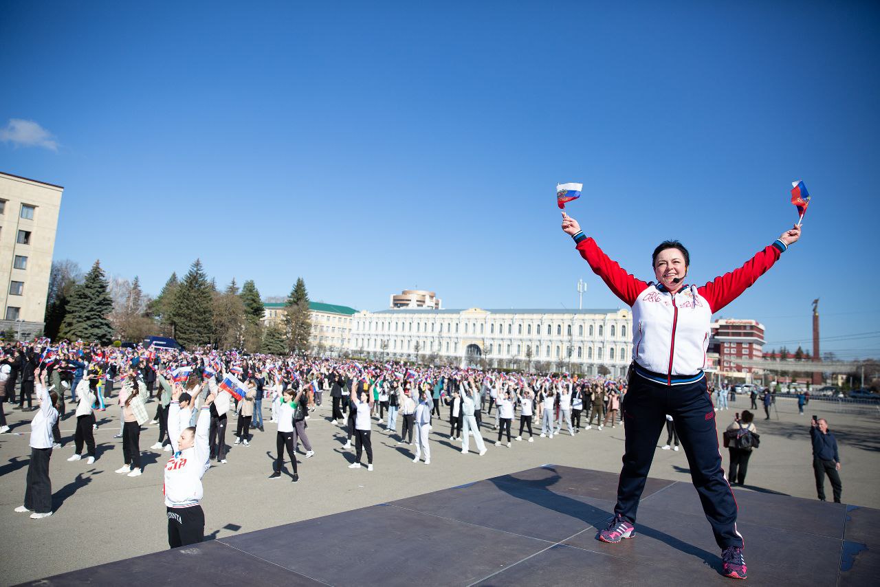 Здоровье ставрополь. Зарядка на площади Ленина Ставрополь 2022. День здоровья Ставрополь. Зарядка в Ставрополе на площади Ленина 2022 по телевизору. Площадь традиции.