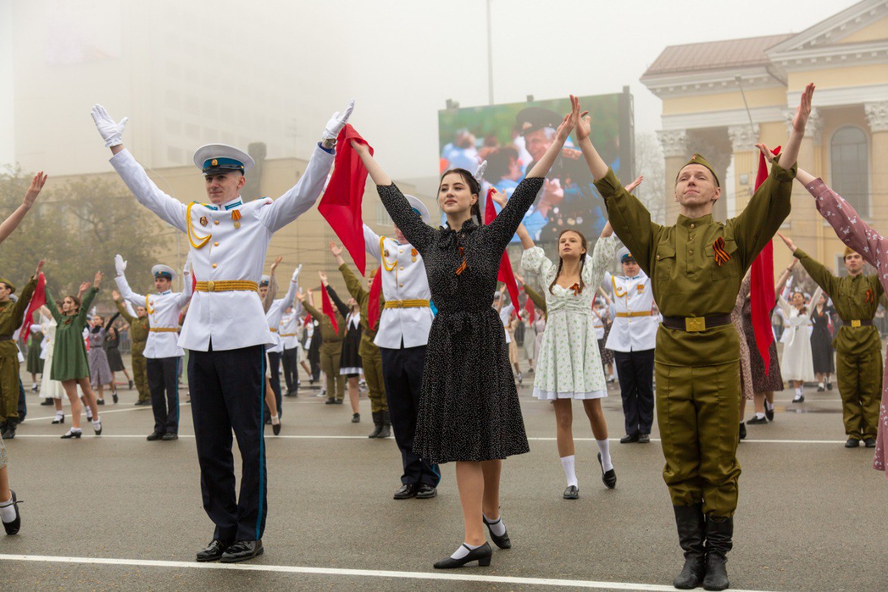 Военный вальс. Улица днем. Военный вальс фон.