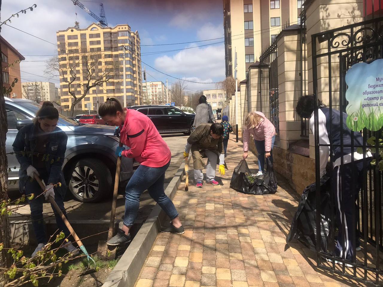 Около 63. Городские жители. Череда субботников. Жители столицы. Субботник после зимы в городе фото.