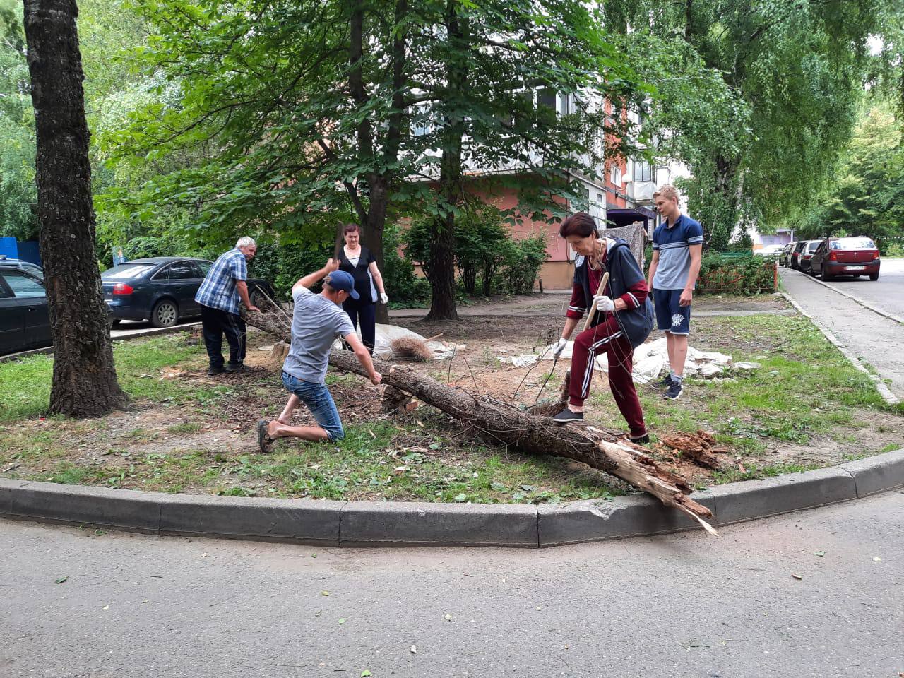 1777 ставрополь. Городской субботник. Люди во дворе. Субботник во дворе школы. Ставрополь люди.