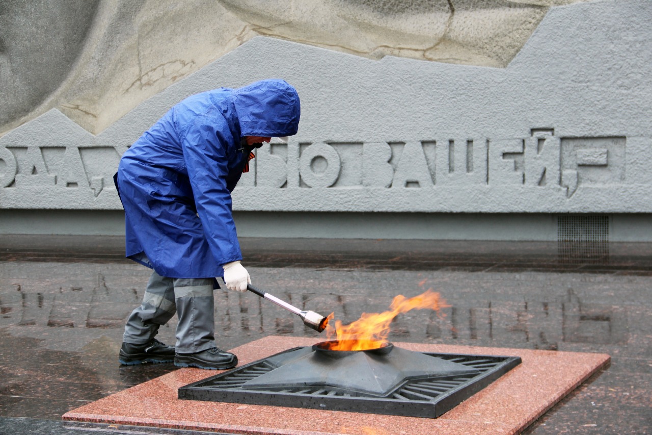 Памятник огонь. Вечный огонь Москва фото. Горящий вечный огонь. Памятники ко Дню Победы. Реконструкция вечного огня в Москве.