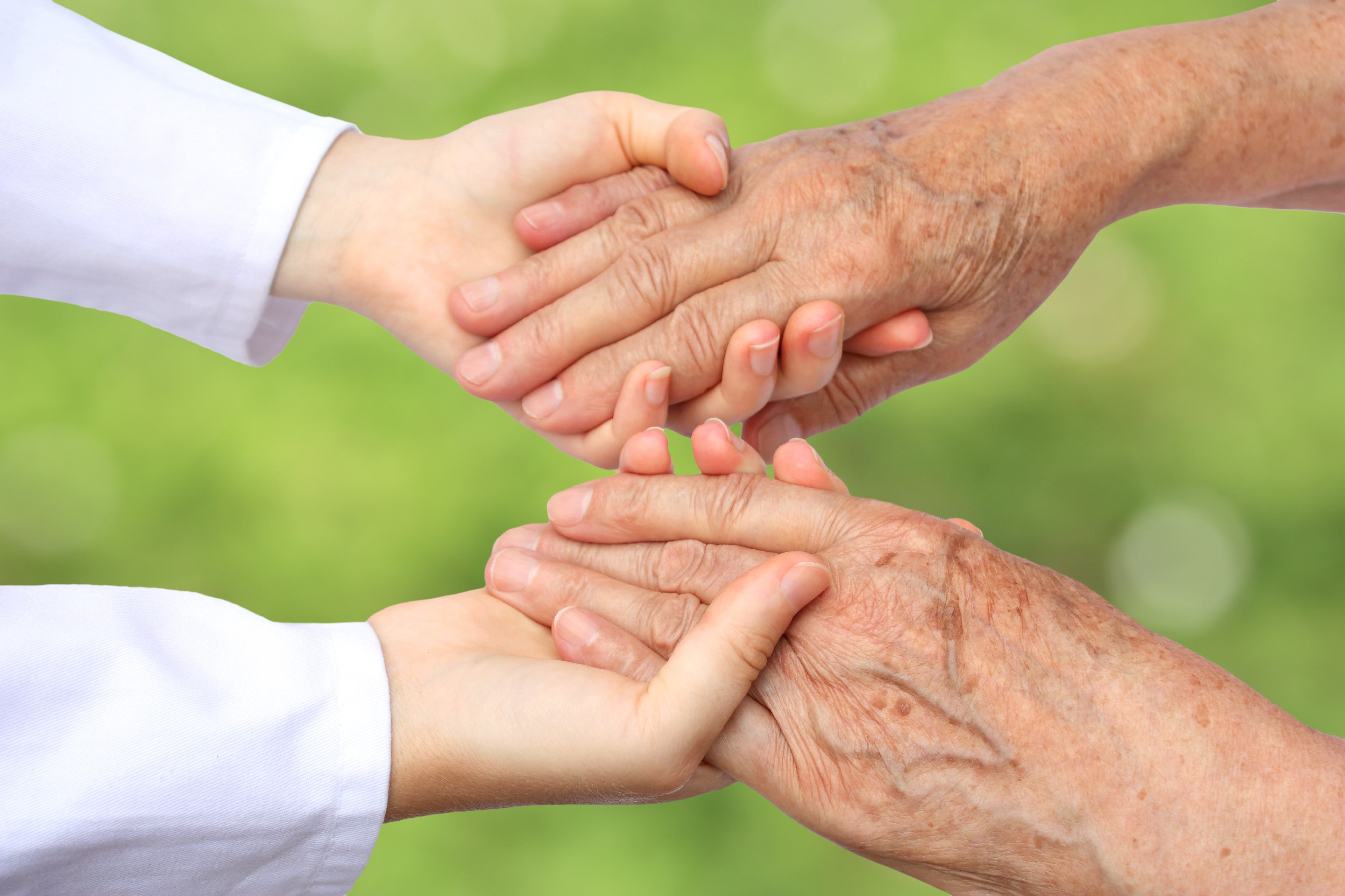 Забота интернациональная. Забота о пожилых. Социальная поддержка пожилых людей. Семья для пожилого человека. Уважение к пожилым людям.