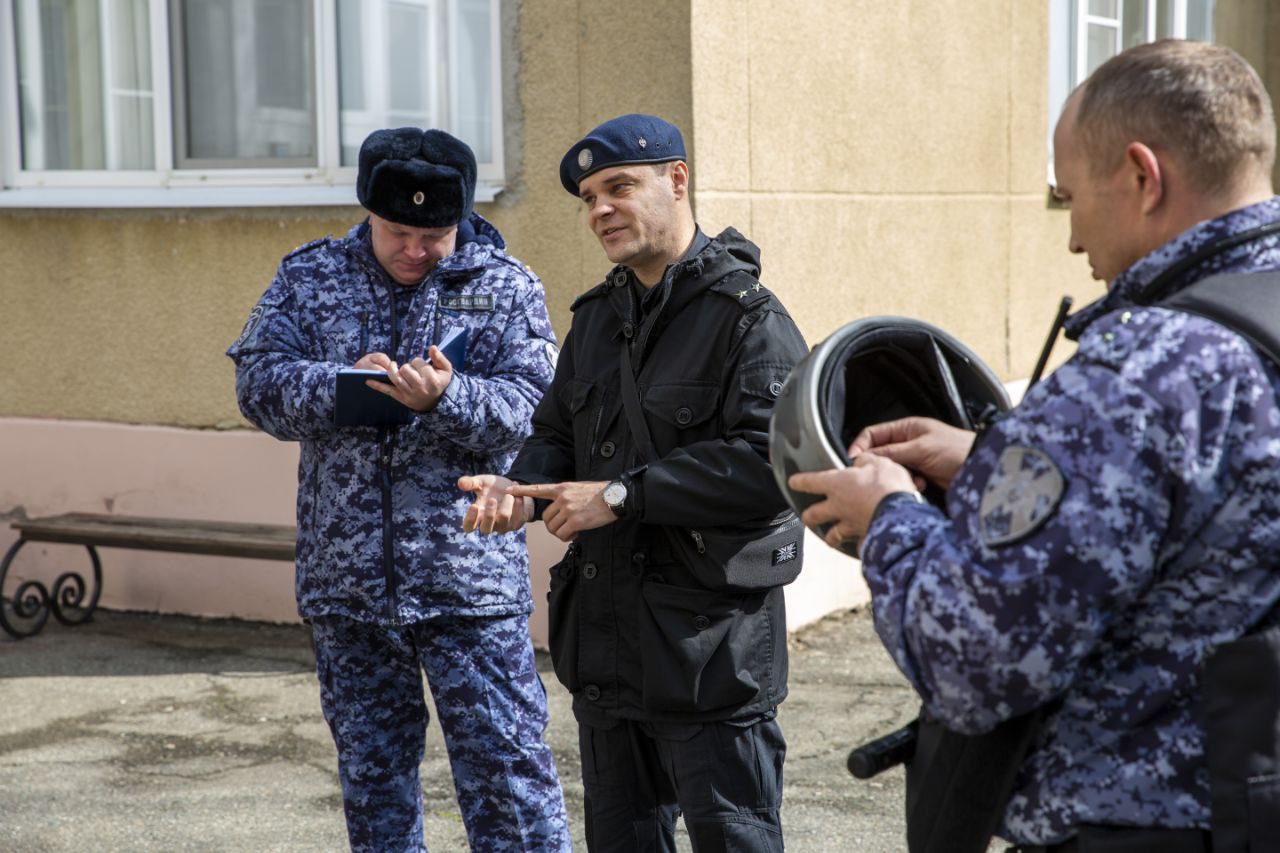 Из проверенных учреждений. Полицейский по охране объектов. Полиция фото. Полицейский для детей. Росгвардия Ставрополь.