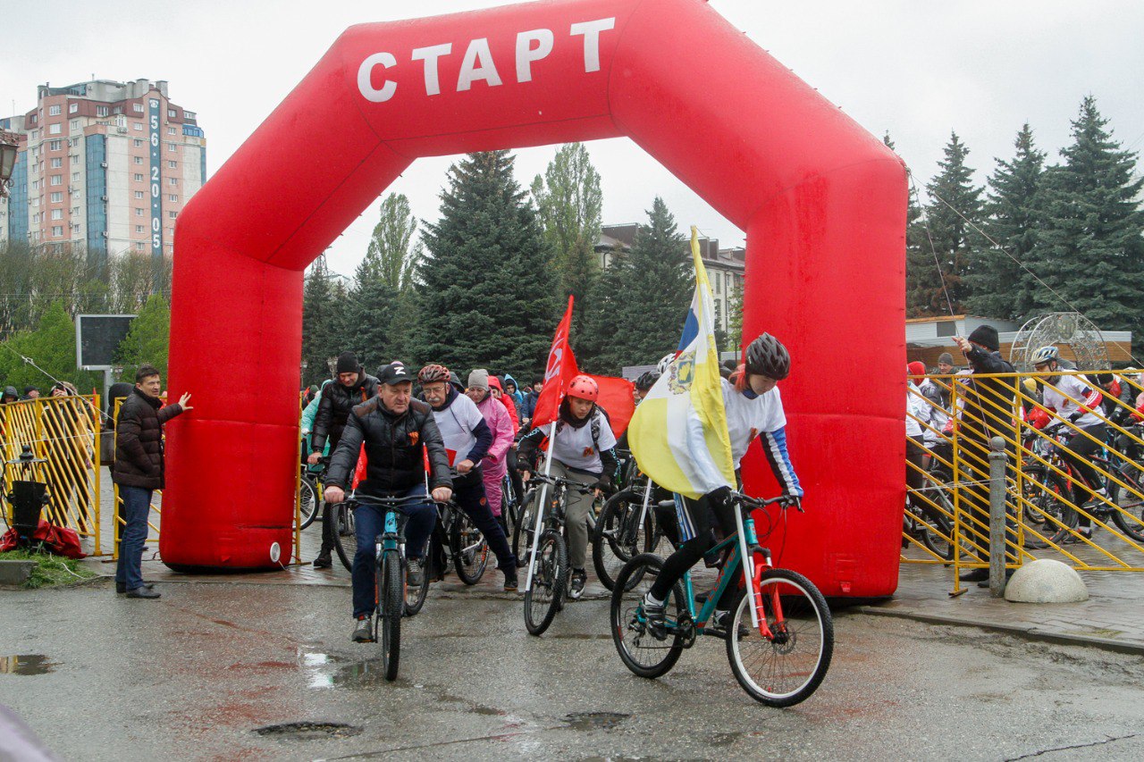 Около 1000. Веломарш Победы Ставрополь. Спортивно массовые мероприятия. Победа и спорт 9 мая. Ставрополь парк Победы 9 мая.