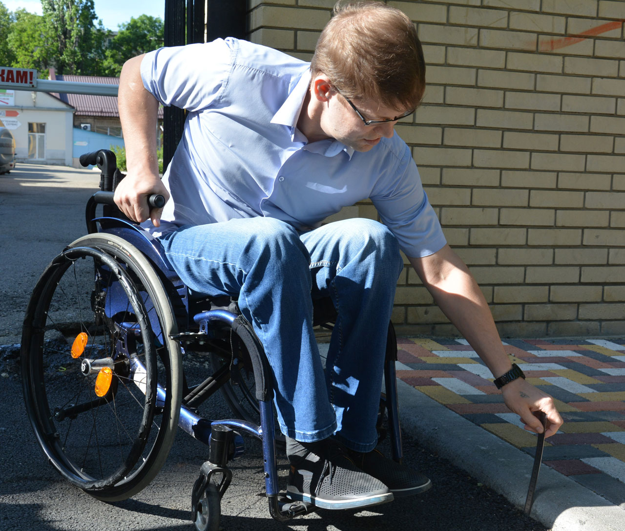 Дайте денег инвалиду. Инвалид. Средства реабилитации для инвалидов. Инвалиды в Ставрополе. Общество инвалидов.
